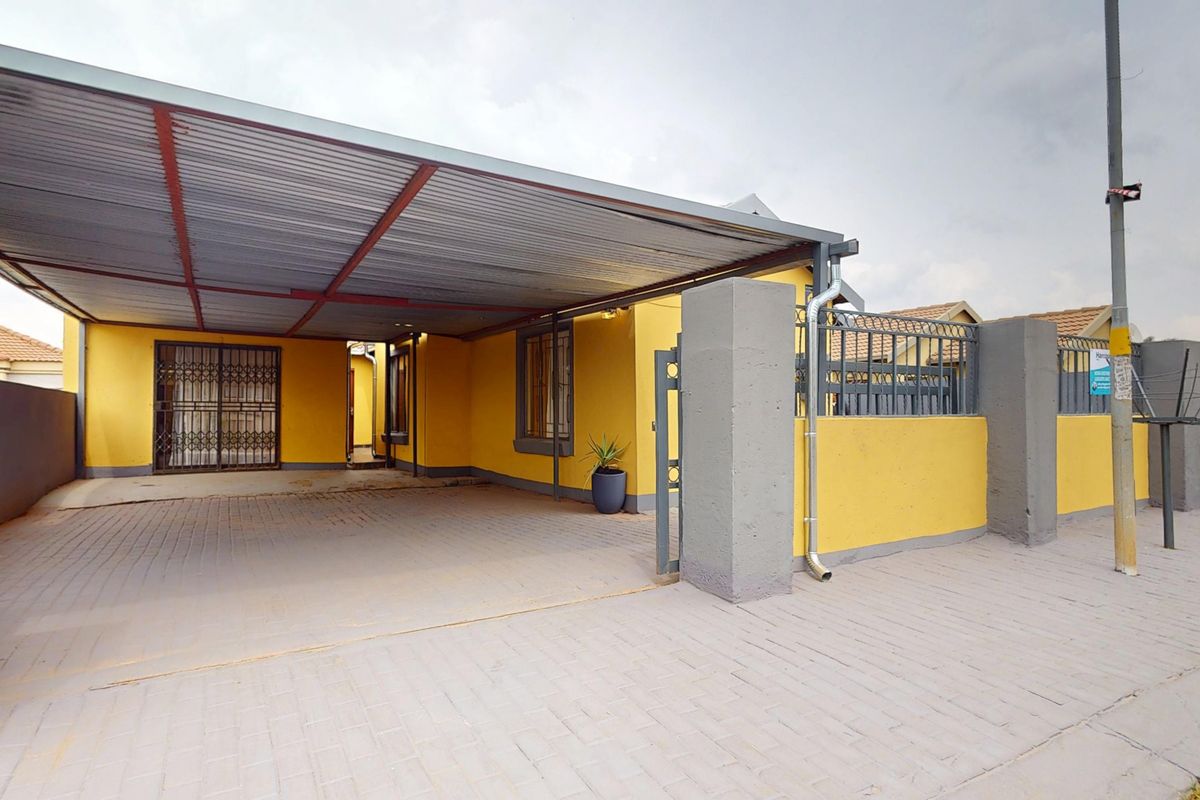 Live Luxury Non-distressed Auction with Starting to bid from: R920 000.00 - Photo 2