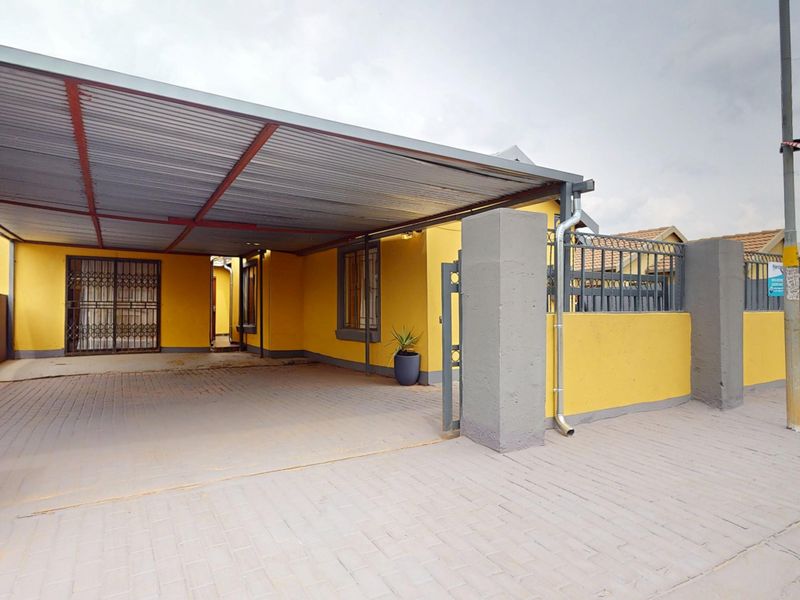 Live Luxury Non-distressed Auction with Starting to bid from: R920 000.00 - Photo 2