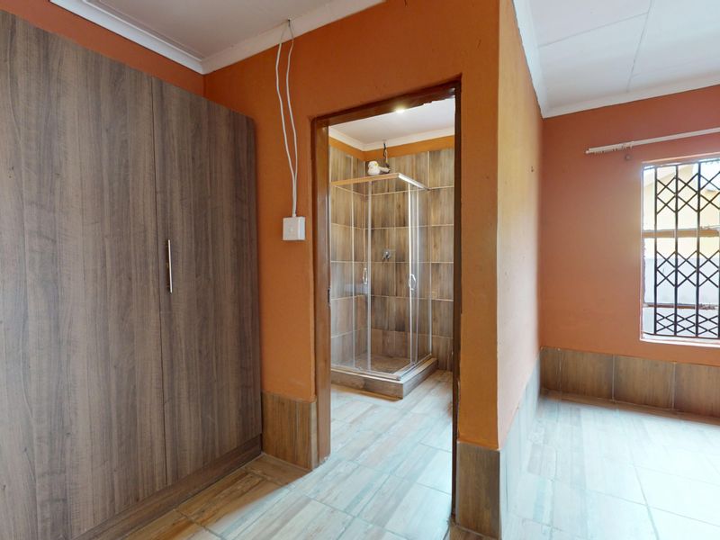 Live Luxury Non-distressed Auction with Starting to bid from: R920 000.00 - Photo 7