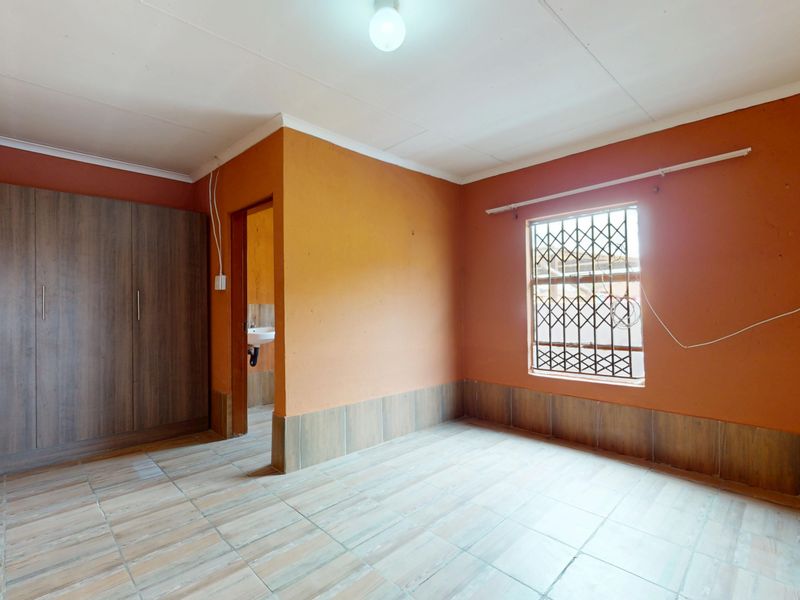 Live Luxury Non-distressed Auction with Starting to bid from: R920 000.00 - Photo 5