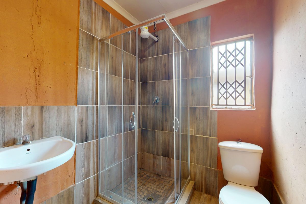 Live Luxury Non-distressed Auction with Starting to bid from: R920 000.00 - Photo 3