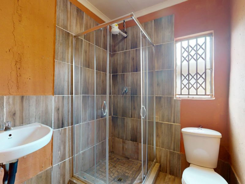 Live Luxury Non-distressed Auction with Starting to bid from: R920 000.00 - Photo 3