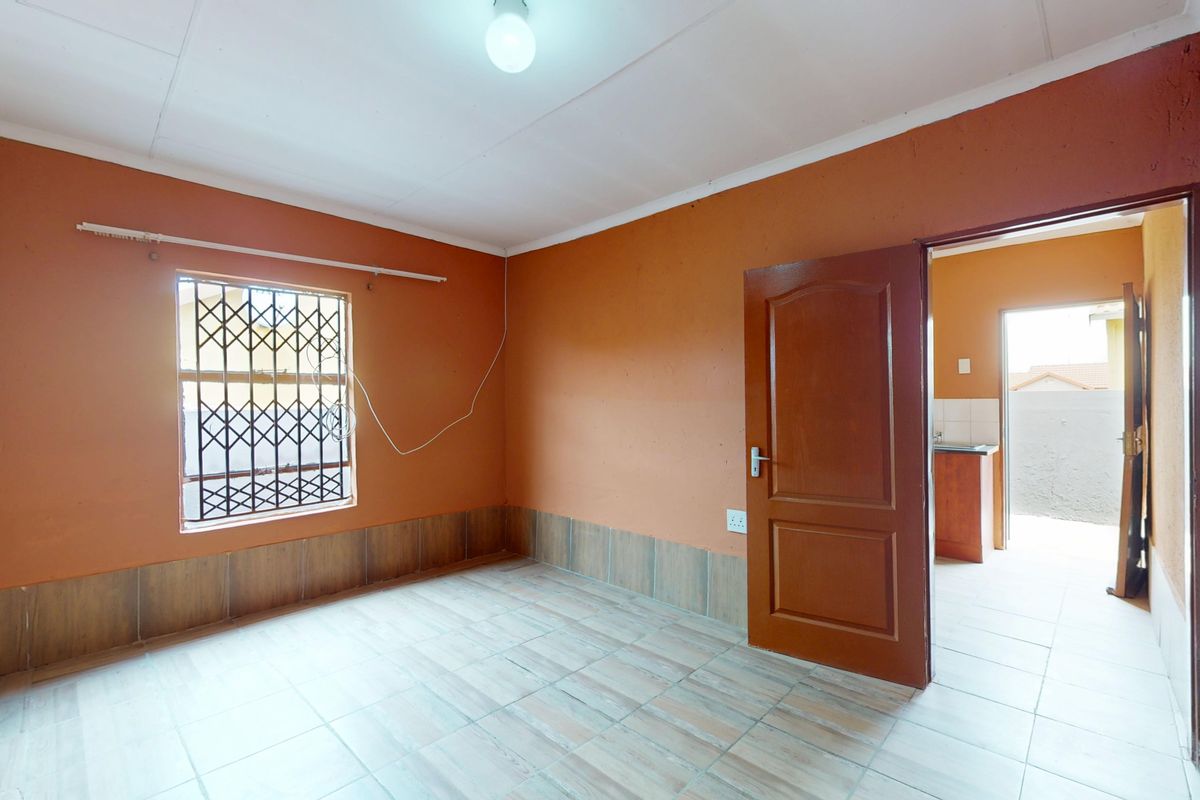 Live Luxury Non-distressed Auction with Starting to bid from: R920 000.00 - Photo 4