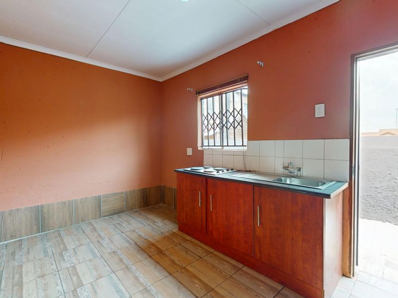 Live Luxury Non-distressed Auction with Starting to bid from: R920 000.00 - Photo 9