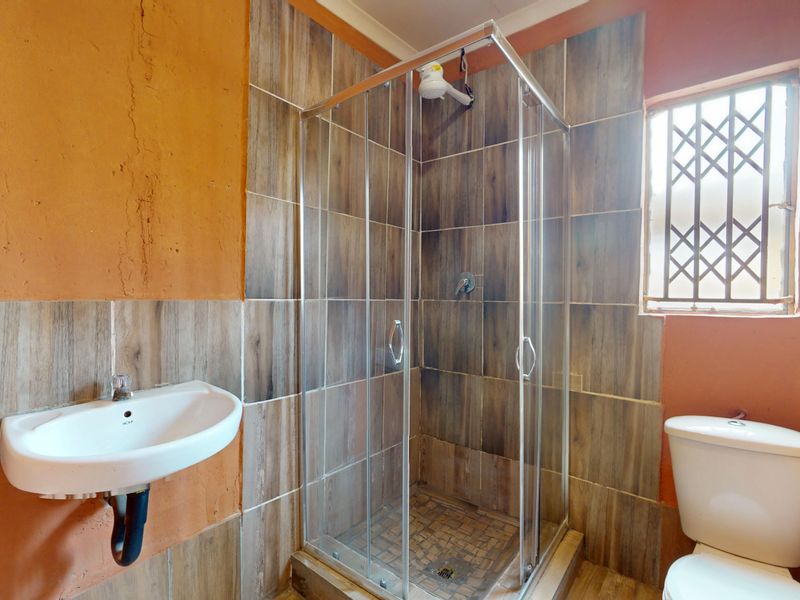 Live Luxury Non-distressed Auction with Starting to bid from: R920 000.00 - Photo 8