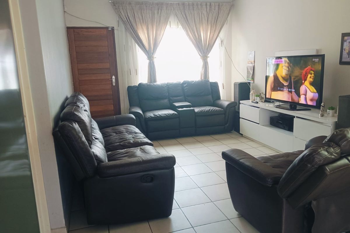 Well-Maintained Three-Bedroom Residence - Photo 4