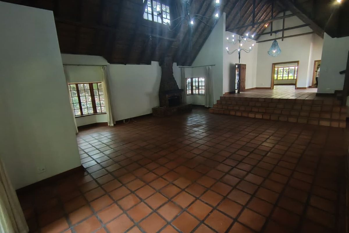 Luxurious 5-Bedroom Thatched Home with Separate Flat - Photo 3