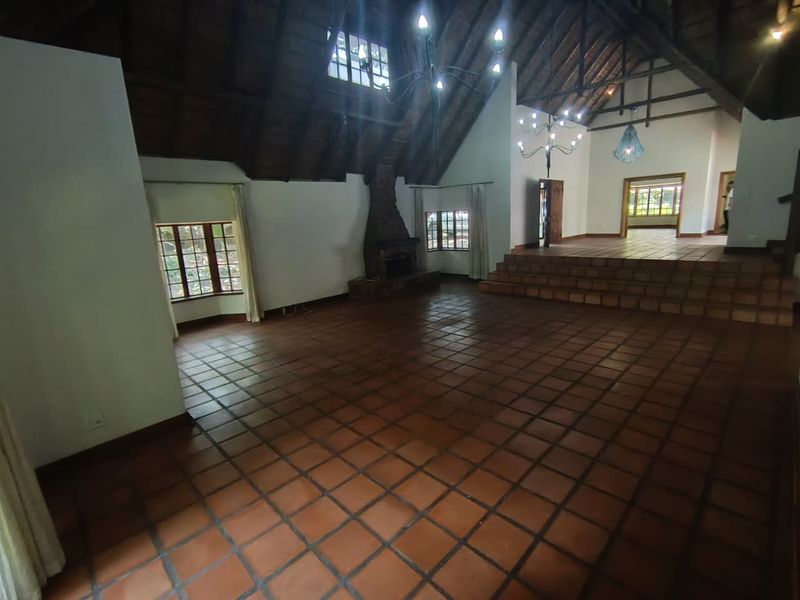 Luxurious 5-Bedroom Thatched Home with Separate Flat - Photo 3