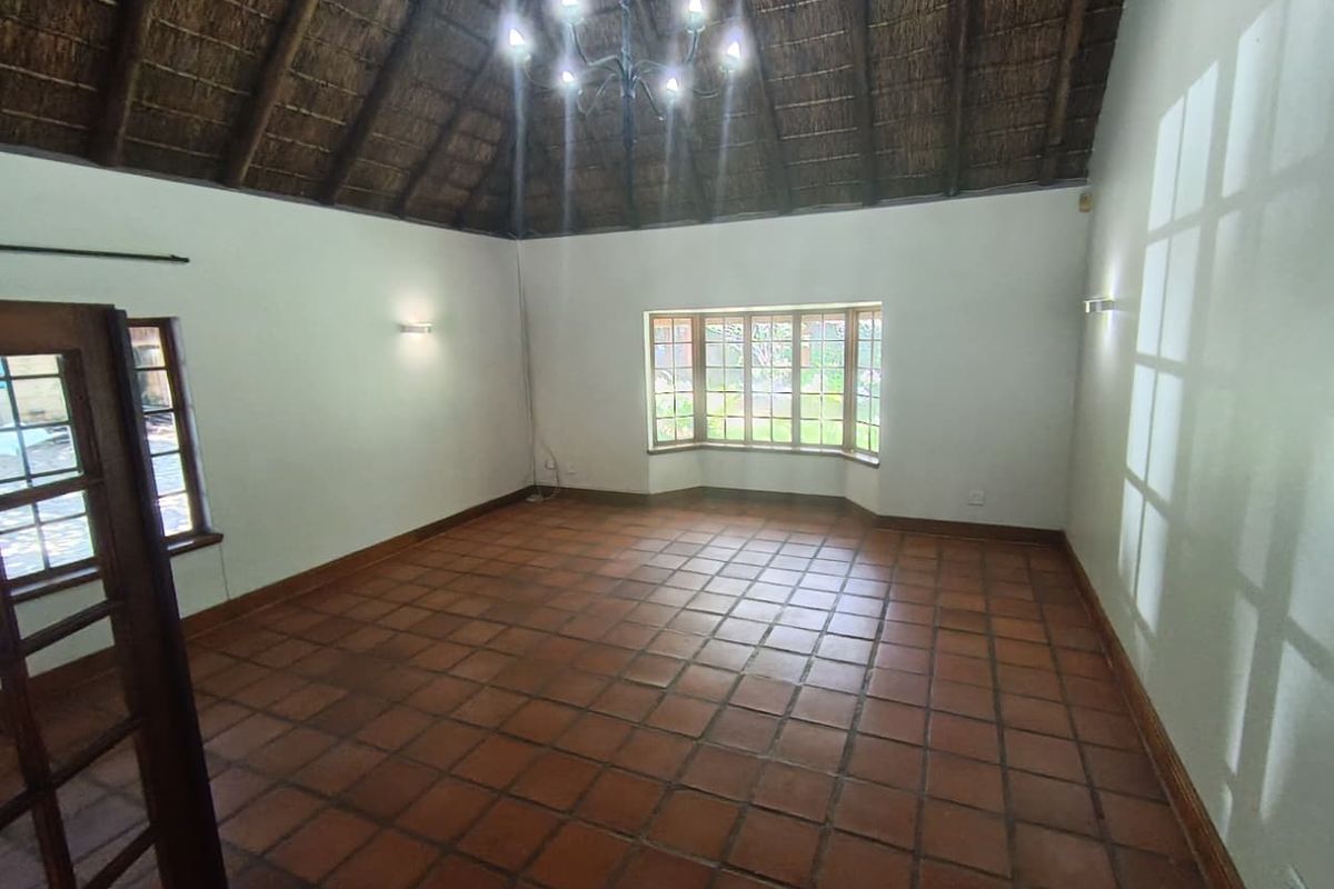 Luxurious 5-Bedroom Thatched Home with Separate Flat - Photo 5