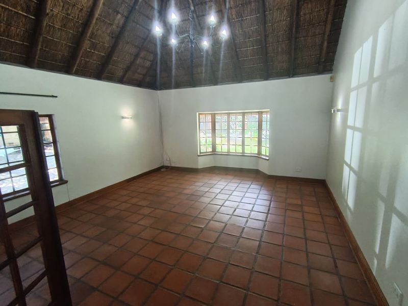 Luxurious 5-Bedroom Thatched Home with Separate Flat - Photo 5