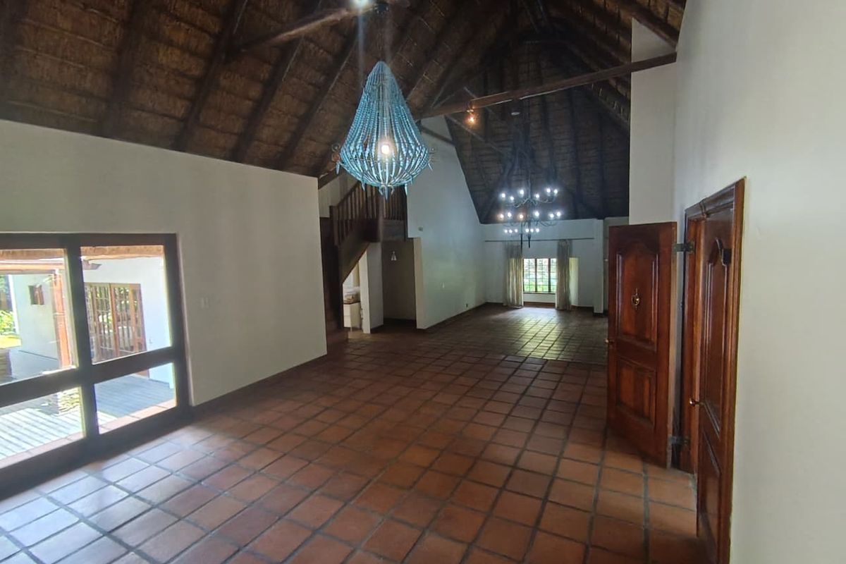 Luxurious 5-Bedroom Thatched Home with Separate Flat - Photo 4