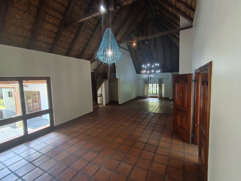 Luxurious 5-Bedroom Thatched Home with Separate Flat - Photo 4