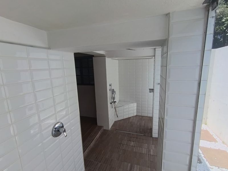 Luxurious 5-Bedroom Thatched Home with Separate Flat - Photo 10