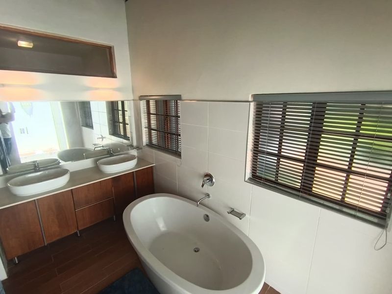 Luxurious 5-Bedroom Thatched Home with Separate Flat - Photo 8