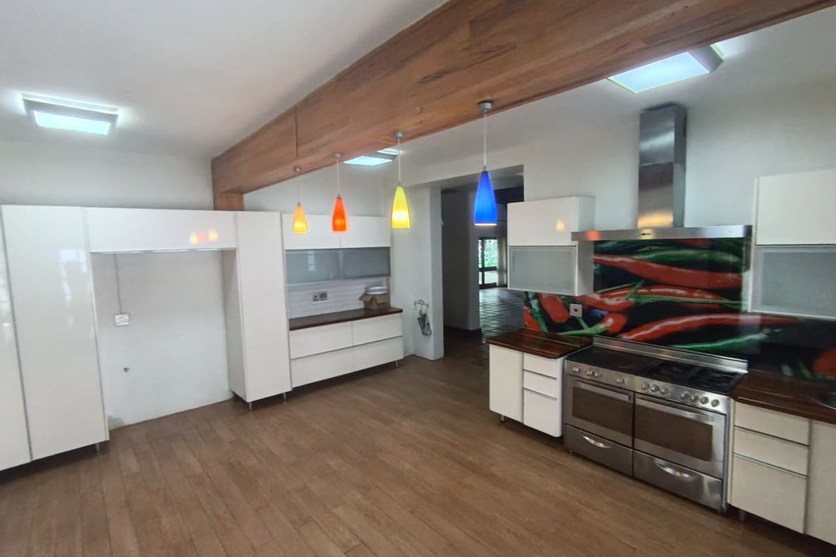 Luxurious 5-Bedroom Thatched Home with Separate Flat - Photo 2