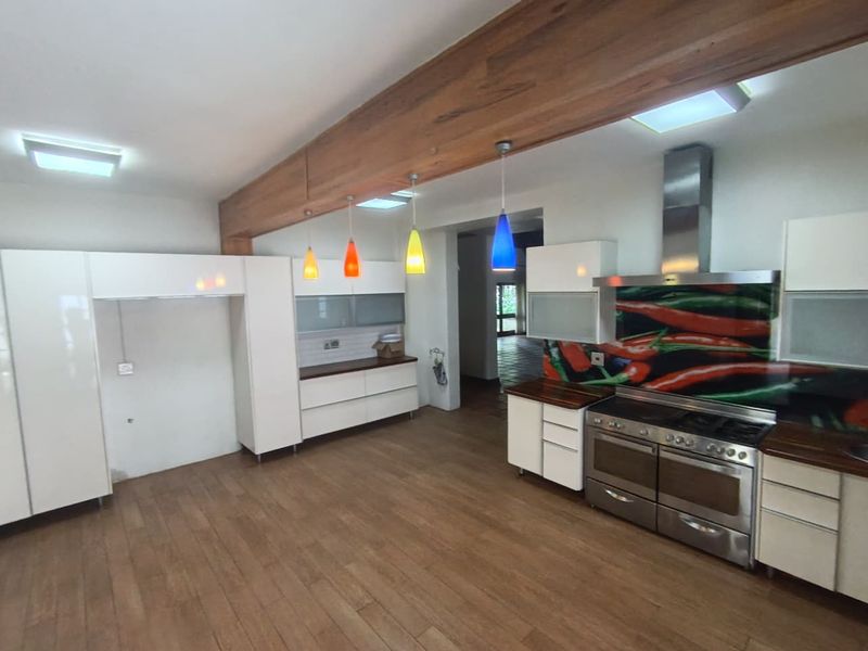 Luxurious 5-Bedroom Thatched Home with Separate Flat - Photo 2