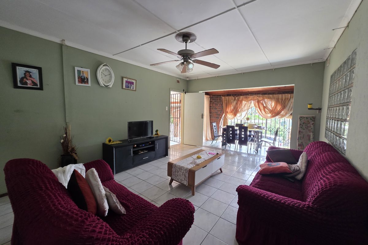 Renovator’s Dream in Prime Panorama! - Photo 3