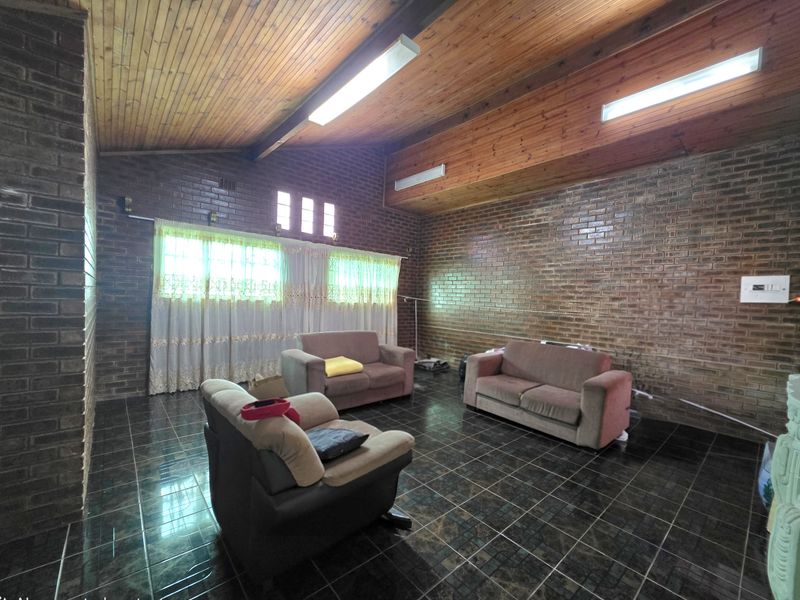 Renovator’s Dream in Prime Panorama! - Photo 5