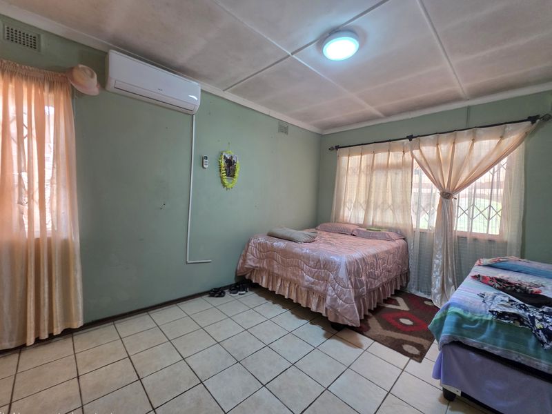 Renovator’s Dream in Prime Panorama! - Photo 9