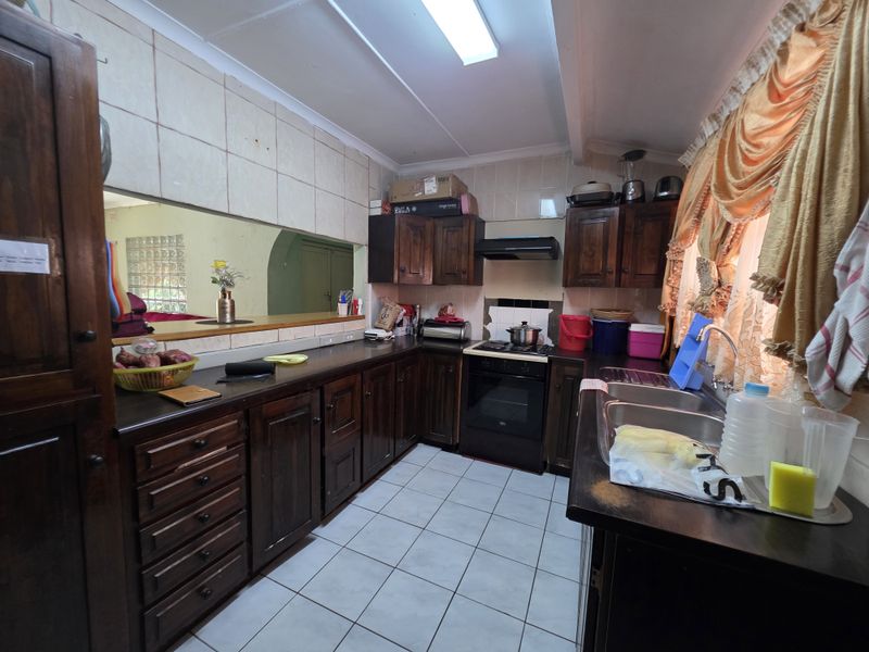 Renovator’s Dream in Prime Panorama! - Photo 2