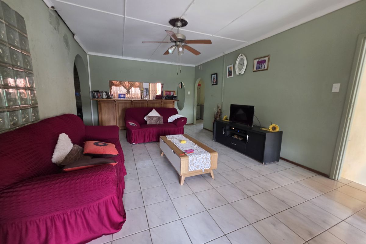 Renovator’s Dream in Prime Panorama! - Photo 4