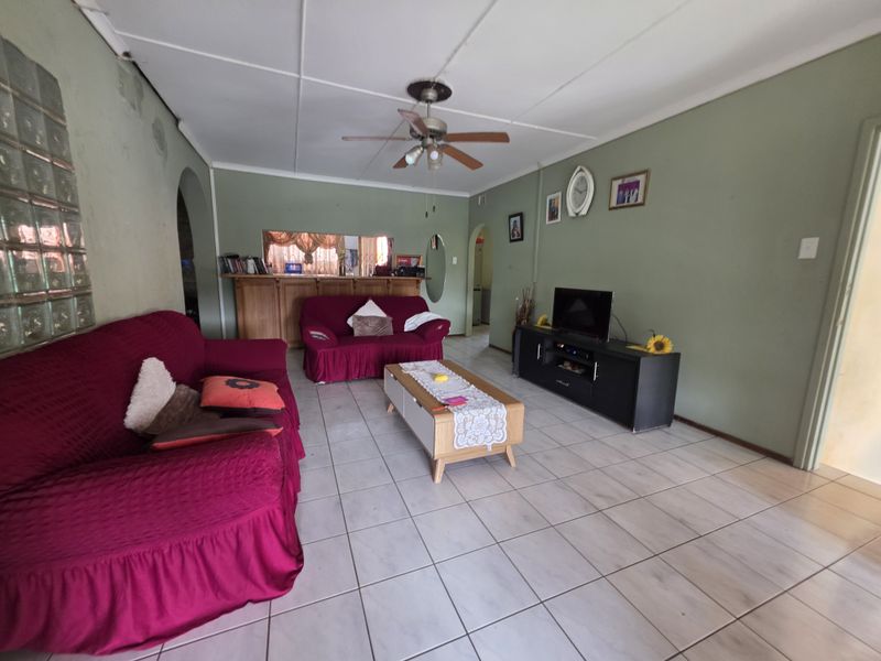 Renovator’s Dream in Prime Panorama! - Photo 4