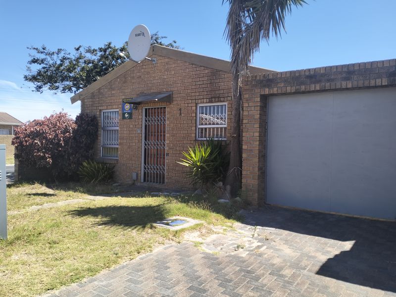 3 Bedroom, Low-Maintenance Family Oasis - Photo 2