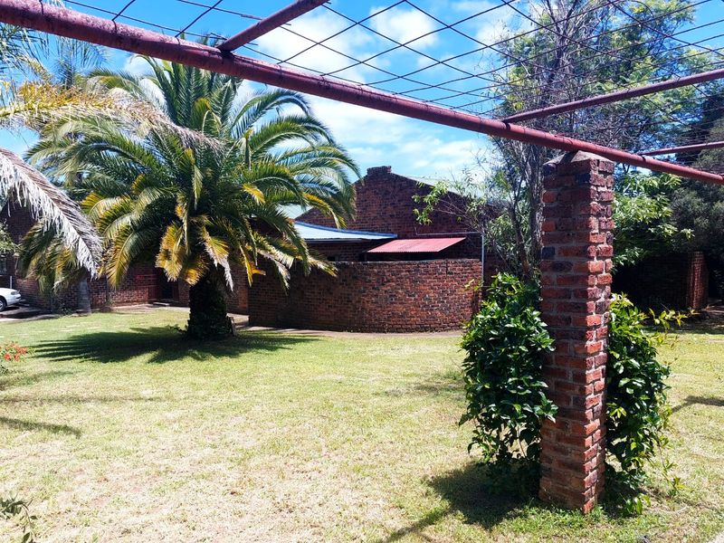 Excellent 6-Bedroom Property with Multiple Business Opportunities – Swartruggens - Photo 5