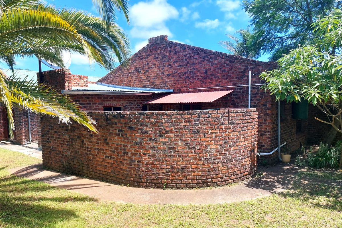 Excellent 6-Bedroom Property with Multiple Business Opportunities – Swartruggens - Photo 2