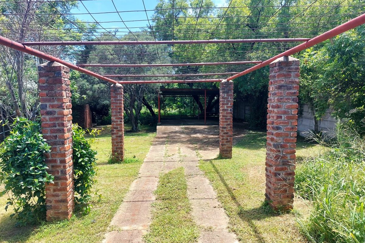 Excellent 6-Bedroom Property with Multiple Business Opportunities – Swartruggens - Photo 4