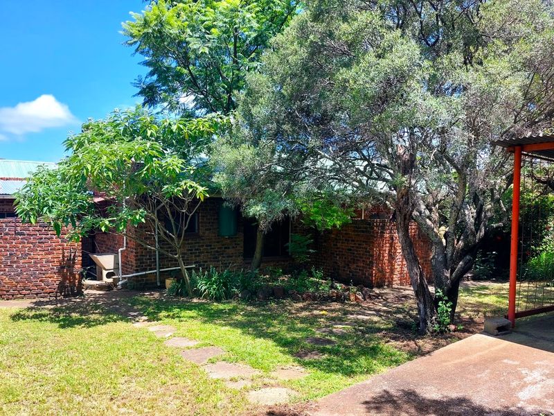 Excellent 6-Bedroom Property with Multiple Business Opportunities – Swartruggens - Photo 8