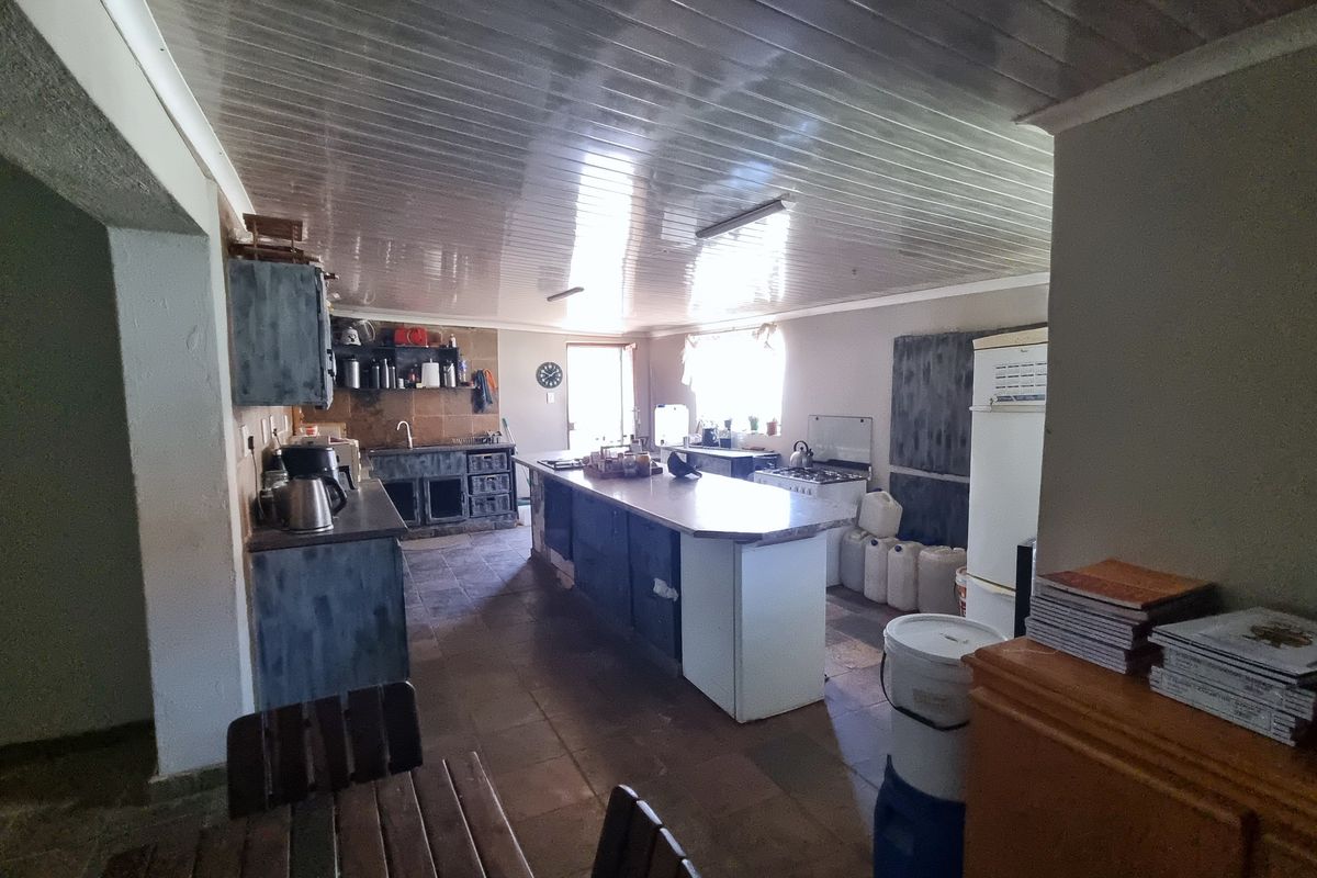 Restore the Charm – Spacious Country Home with Endless Potential in Swartruggens - Photo 3