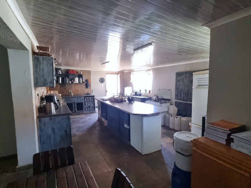 Restore the Charm – Spacious Country Home with Endless Potential in Swartruggens - Photo 3