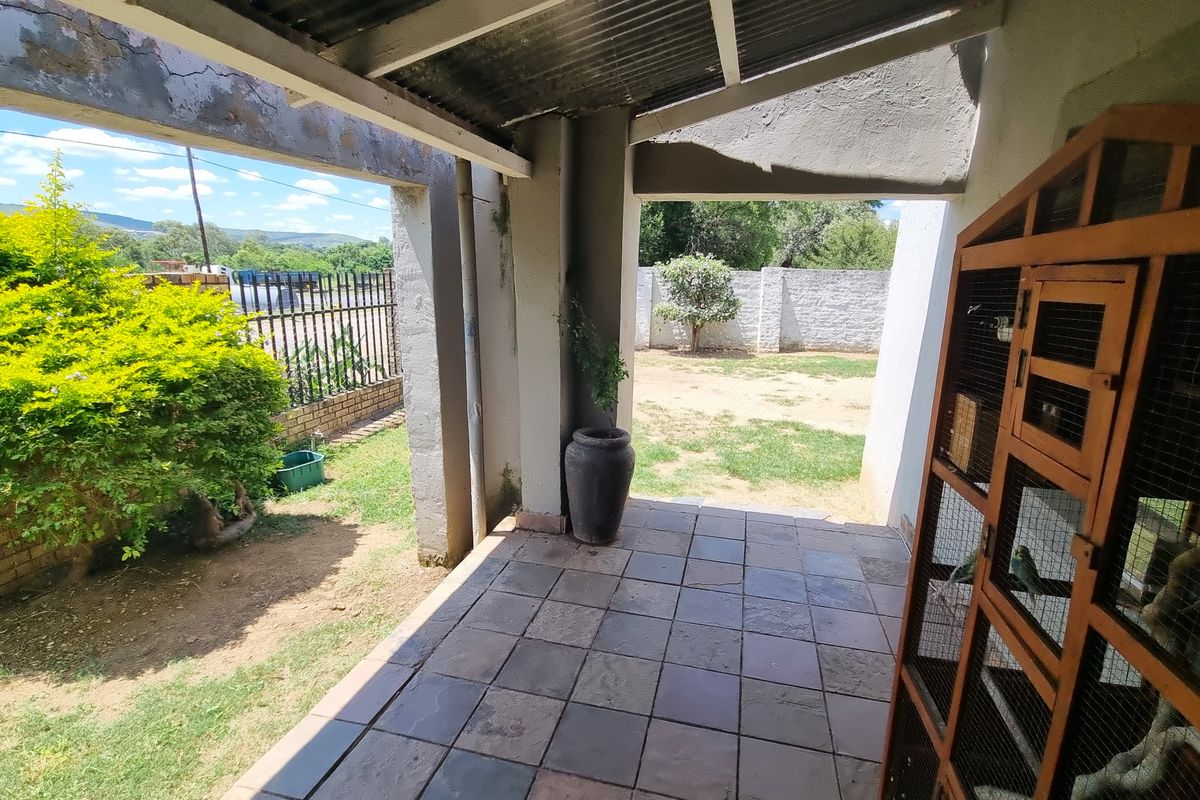 Restore the Charm – Spacious Country Home with Endless Potential in Swartruggens - Photo 4