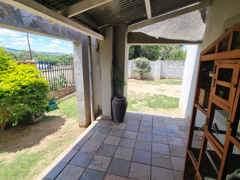 Restore the Charm – Spacious Country Home with Endless Potential in Swartruggens - Photo 4