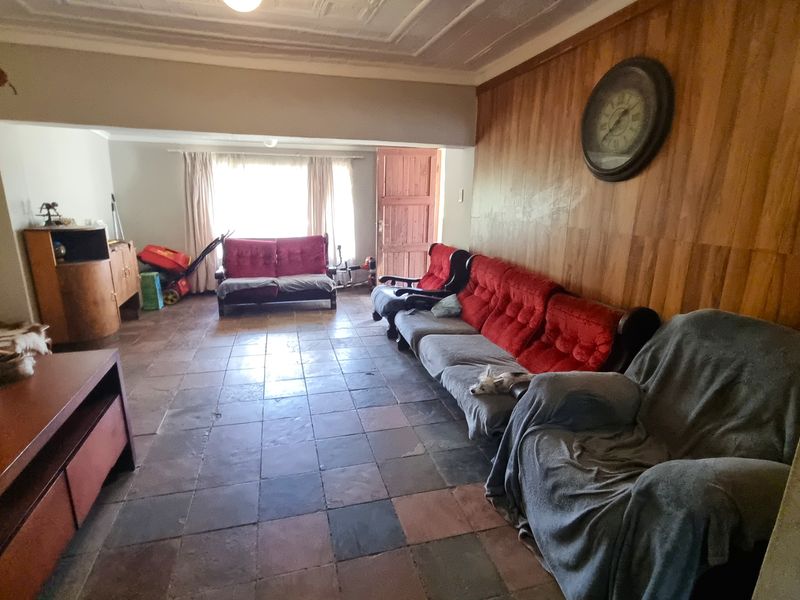 Restore the Charm – Spacious Country Home with Endless Potential in Swartruggens - Photo 10