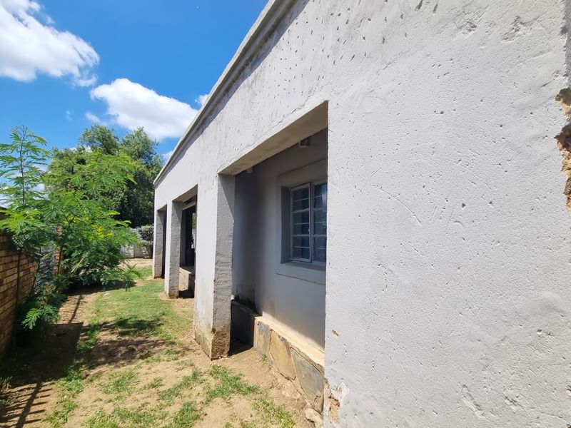 Restore the Charm – Spacious Country Home with Endless Potential in Swartruggens - Photo 2