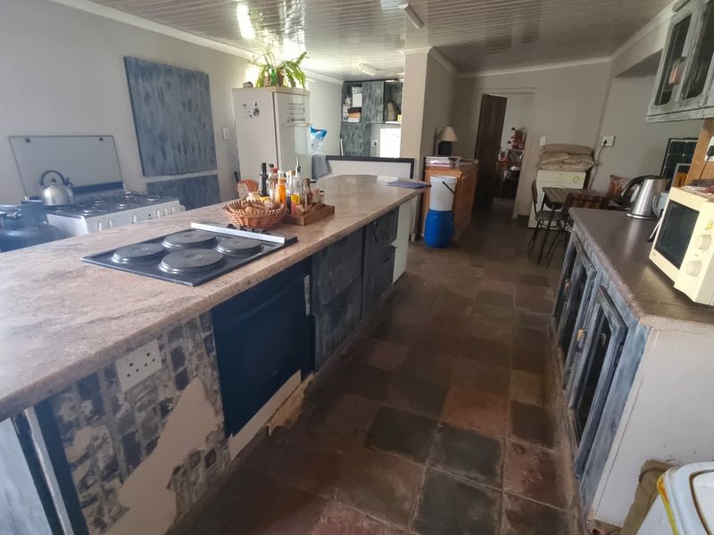 Restore the Charm – Spacious Country Home with Endless Potential in Swartruggens - Photo 6