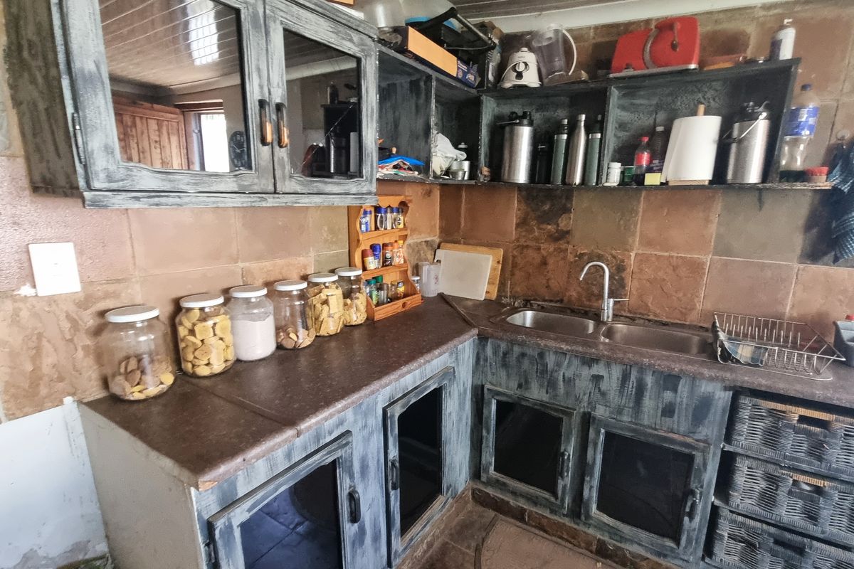 Restore the Charm – Spacious Country Home with Endless Potential in Swartruggens - Photo 5