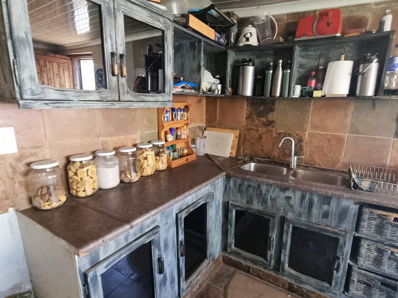 Restore the Charm – Spacious Country Home with Endless Potential in Swartruggens - Photo 5