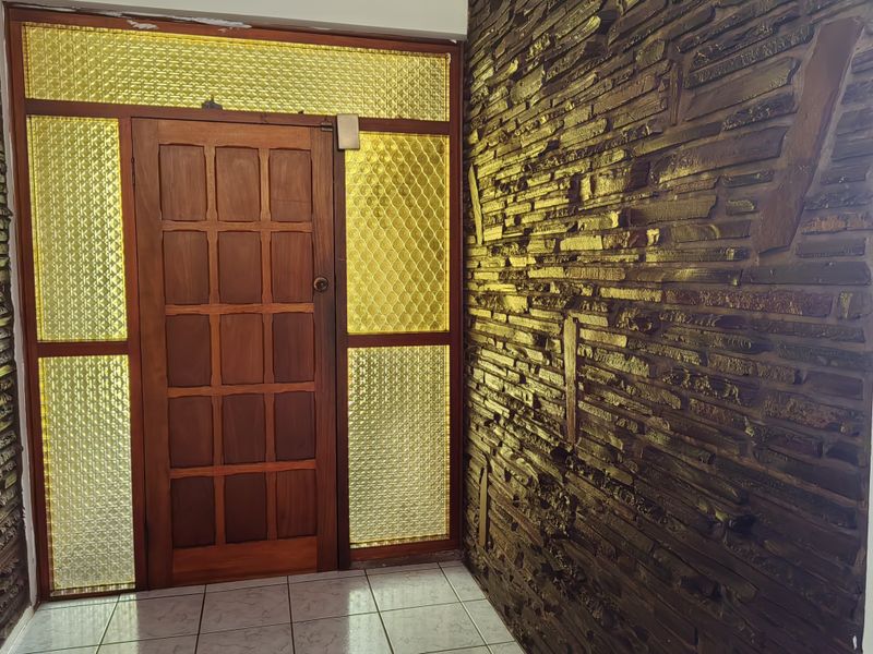 Spacious Family Home with Flatlet & Swimming Pool – Sunnyridge - Photo 3