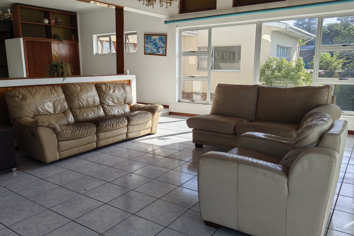 Spacious Family Home with Flatlet & Swimming Pool – Sunnyridge - Photo 5