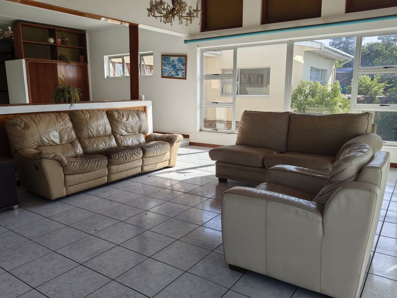 Spacious Family Home with Flatlet & Swimming Pool – Sunnyridge - Photo 5