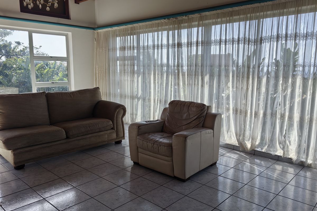 Spacious Family Home with Flatlet & Swimming Pool – Sunnyridge - Photo 4