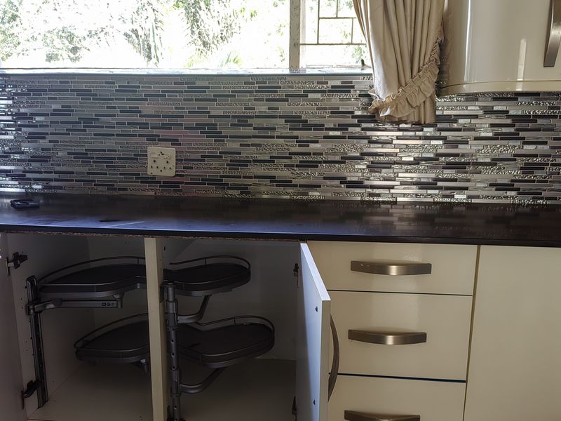 Spacious Family Home with Flatlet & Swimming Pool – Sunnyridge - Photo 8