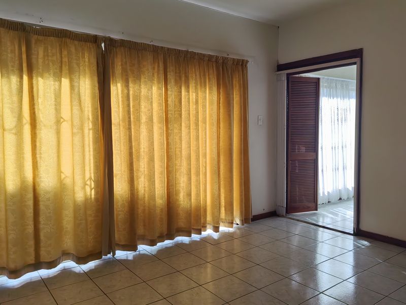 Spacious Family Home with Flatlet & Swimming Pool – Sunnyridge - Photo 9