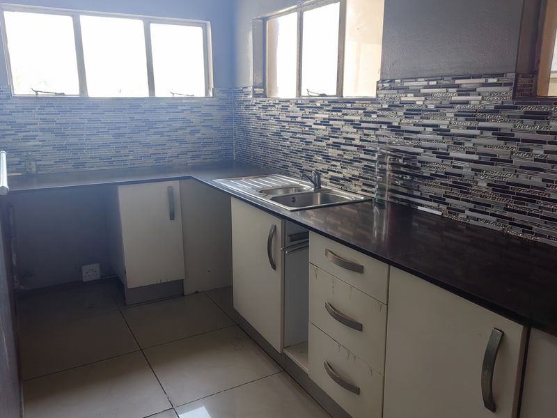 Spacious Family Home with Flatlet & Swimming Pool – Sunnyridge - Photo 7