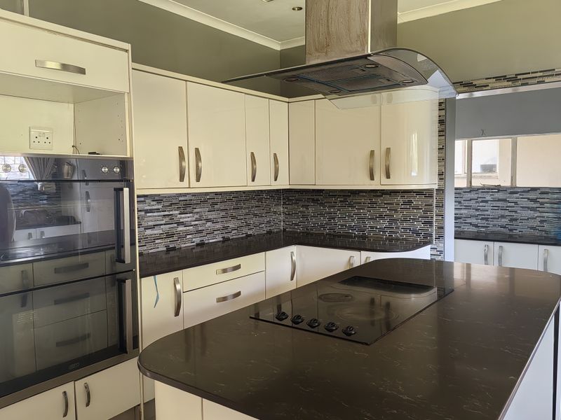 Spacious Family Home with Flatlet & Swimming Pool – Sunnyridge - Photo 6