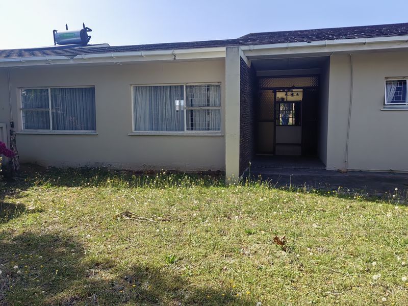 Spacious Family Home with Flatlet & Swimming Pool – Sunnyridge - Photo 2