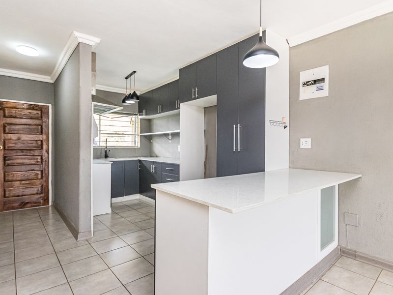 Modern 2-Bedroom Unit with Scenic Views – Priced to Sell - Photo 2